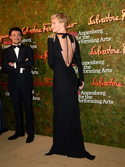 Al contrario que la anterior, Charlize Theron apostó por lucir espalda con este vestido de Alexander McQueen con aplicaciones doradas en los hombros.