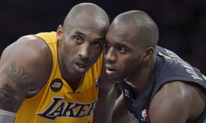 Kobe Bryant y Quincy Pondexter, durante una acción del segundo cuarto.