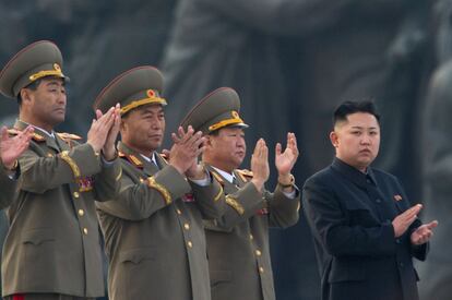 Kim Jon-Un sigue la ceremonia de inauguración de dos estatuas gigantes de su padre Kim Jong-Il y de su abuelo y fundador de Corea del Norte, Kim Il-Sung, durante una ceremonia en Pyongyang. El régimen norcoreano ha abierto sus fronteras a un reducido número de periodistas extranjeros con motivo del primer centenario del nacimiento del fundador del régimen, así como del lanzamiento del cohete Unha-3, que va a poner en órbita un supuesto satélite de observación.