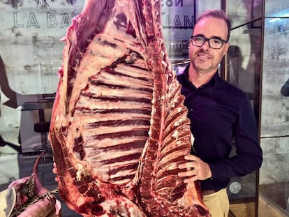 CARLOS RODRÍGUEZ CON UN COSTILLAR DE VACUNO CACHENA / CAPEL