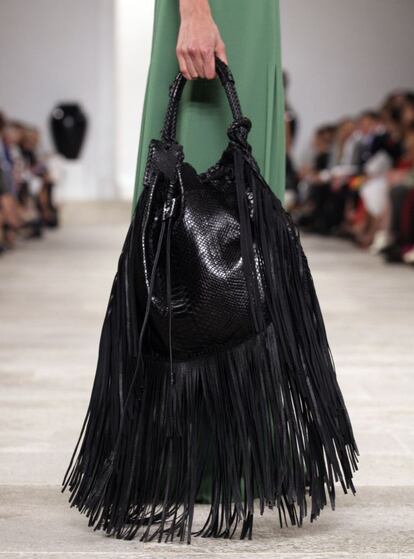 Bolso con flecos, uno de los complementos mostrado durante la presentación de la colección en la Semana de la Moda de Nueva York.