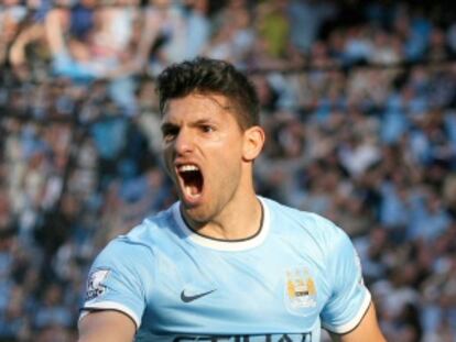 Ag&uuml;ro celebra uno de sus goles contra el United.