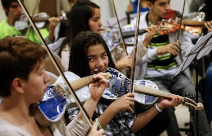 Un grupo de niños de la orquesta de Cateura, ayer en Madrid.