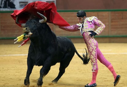 Talavante da un pase con la muleta este sábado en Arnedo.