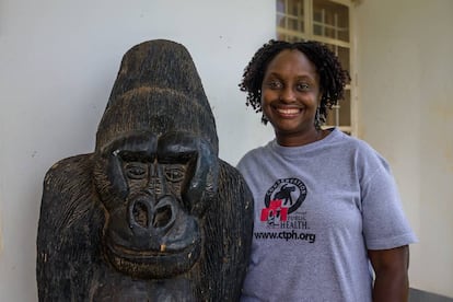 La veterinaria Gladys Kalema-Zikusoka en la sede de Conservation Through Public Health, en Entebbe (Uganda).