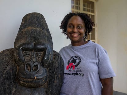 La veterinaria Gladys Kalema-Zikusoka en la sede de Conservation Through Public Health, en Entebbe (Uganda).