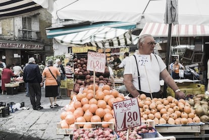 Los mercados callejeros napolitanos se convierten en un espectáculo para los sentidos, más parecidos a un bazar magrebí que a una lonja europea, con tenderos anunciando su género, cabezas de pez espada expuestas ante el público y el irresistible perfume del crujiente pan 'casareccio' (casero) o la 'sfogiatelle' (pasta rellena de ricota) recién hecha. Desde el informal Mercato di Porta Nolana (en la Vía Sopramuro), al de Montesanto (en la foto) o La Pignasecca, el más antiguo de la ciudad, con puestos donde el pescado aún colea o establecimientos especializados en quesos y vinos locales, como Antiche Delizie.