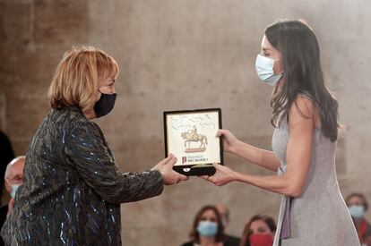 La reina Letizia entrega el Premio Jaime I en la categoría Nuevas Tecnologías, a Laura Lechuga hoy en la Lonja de los Mercaderes de Valencia.