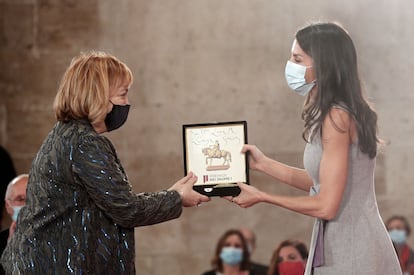 La reina Letizia entrega el Premio Jaime I en la categoría Nuevas Tecnologías, a Laura Lechuga hoy en la Lonja de los Mercaderes de Valencia.