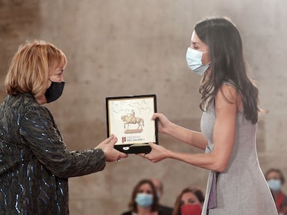 La reina Letizia entrega el Premio Jaime I en la categoría Nuevas Tecnologías, a Laura Lechuga hoy en la Lonja de los Mercaderes de Valencia.