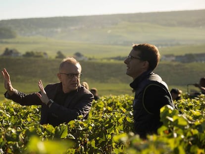 A la izquierda, Richard Geoffroy, que deja su puesto como jefe de bodega de Dom Pérignon. Le sustituirá su ayudante, Vincent Chaperon (derecha), con una experiencia de 13 años en la casa. 