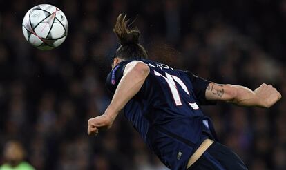 Zlatan Ibrahimovic cabecea el balón durante el partido contra el Manchester City.