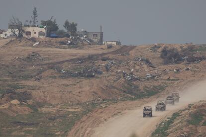Tropas israelíes avanzan a lo largo de la franja de Gaza vistas desde la frontera israelí, este miércoles.