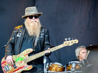 Dusty Hill durante un concierto de ZZ Top en Sweden Rock Festival 2019.