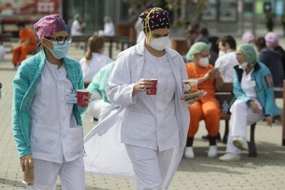 Personal sanitario durante un descanso en el exterior del hospital de campaña del Ifema, este sábado.