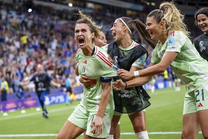 Cristiana Girelli (centro) celebra junto a sus compañeros el segundo gol de la selección italiana. 