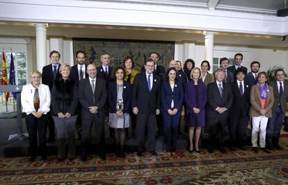 El presidente del Gobierno, Mariano Rajoy (5i, primera fila), posa para la foto de familia tras el acto de entrega de reconocimientos que, con motivo del Día Internacional de la Eliminación de la Violencia contra la Mujer, se ha celebrado en el Complejo de La Moncloa. 