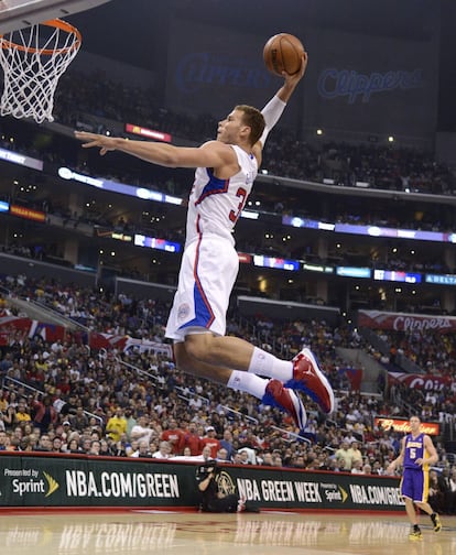 Blake Griffin realiza un mate ante los Lakers