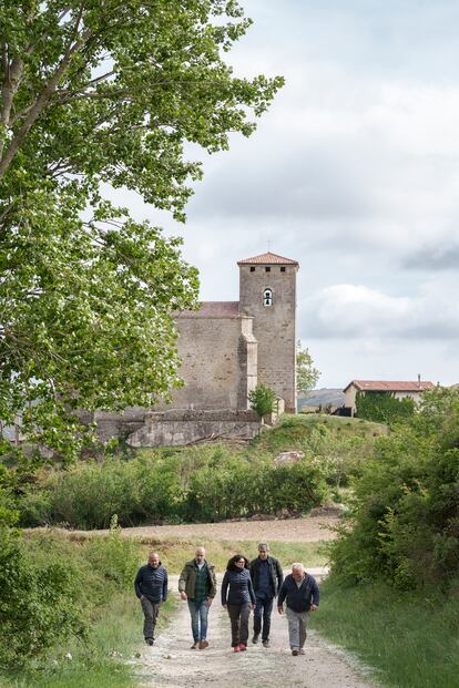 Vecinos de Fuenteodra (Burgos), junto a la
iglesia de San Lorenzo Mártir. 