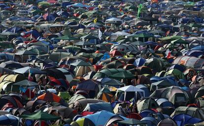 Cientos de tiendas de campaña se amontonan en una de las explanadas del festival británico de Glastonbury, 26 de junio de 2013.