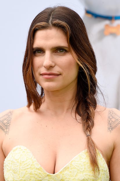 El verano invita a los recogidos casuales: despejar el rostro de forma sencilla y sutil, con dos mechones amplios sueltos y el resto del cabello en una coleta trenzada, como la que lució Lake Bell en la presentación de la película Mascotas 2.