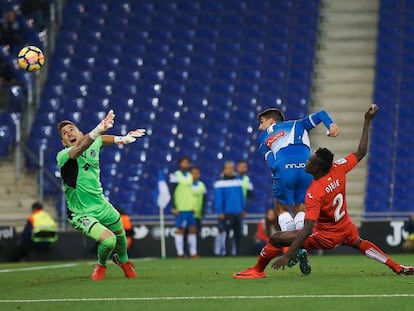 Gerard Moreno se adelanta a Djene en el gol del Espanyol.