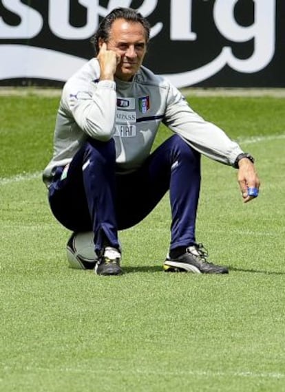 Cesare Prandelli, observa a sus jugadores durante un entrenamiento.