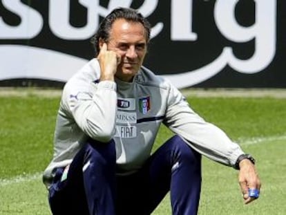 Cesare Prandelli, observa a sus jugadores durante un entrenamiento.