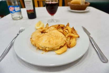 En Hermanos Migues ponen esta deliciosa merluza a la romana, por ejemplo