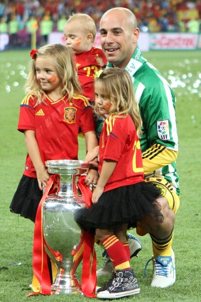 Pepe Reina, nuestro orador  futbolístico más divertido, compartió con sus hijos la última victoria de la selección española.