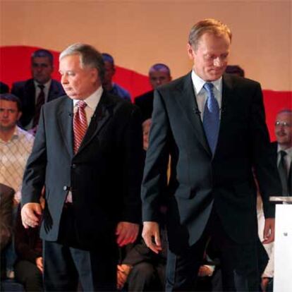 Lech Kaczynski (izquierda) y Donald Tusk, durante un debate televisivo celebrado el jueves.