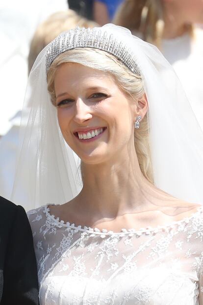 De inspiración rusa, la tiara de la novia perteneció a su madre, no al joyero real de Isabel II.