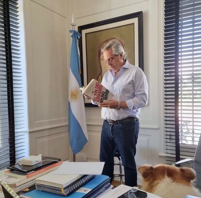 El presidente argentino Alberto Fernández, en una imagen de su Twitter leyendo uno de los libros censurados.