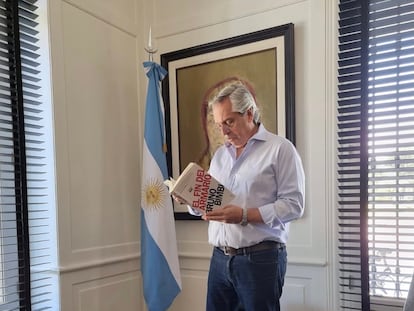 El presidente argentino Alberto Fernández, en una imagen de su Twitter leyendo uno de los libros censurados.