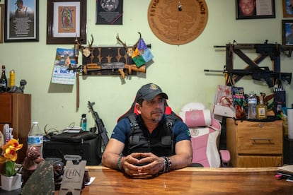 Hector Zepeda, líder de las autodefensas en Coahuayana (Michoacán), en su oficina.