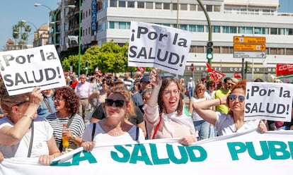 Manifestantes en la marcha en defensa de la sanidad pública convocada por Mareas Blancas el 25 de marzo en Sevilla.