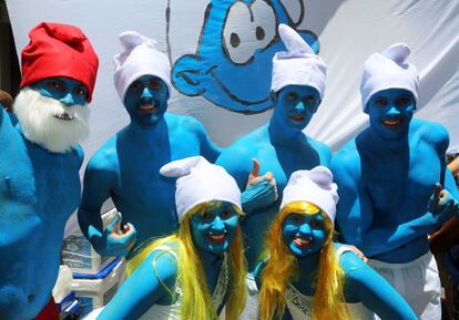 Os smurfs do o bloco "Imaginô? Agora amassa", no Rio.