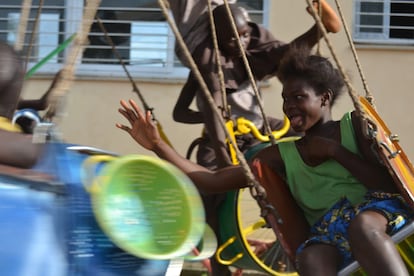 Una niña sierraleonesa disfruta del carrusel en Freetown, Sierra Leona.