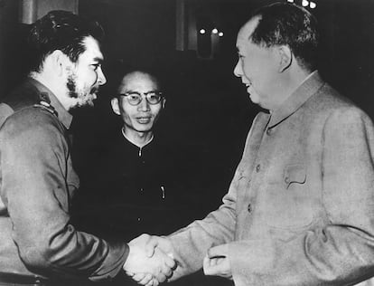 El Che Guevara saluda al líder chino Mao en Pekín sobre 1960.