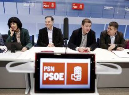 El secretario general del PSN/PSOE, Roberto Jiménez (2d), durante la reunión del Comité Regional del partido, donde ha asegurado que se abre una nueva etapa para Navarra que el PSN está "preparado para liderar" porque la actual "no da más de sí".