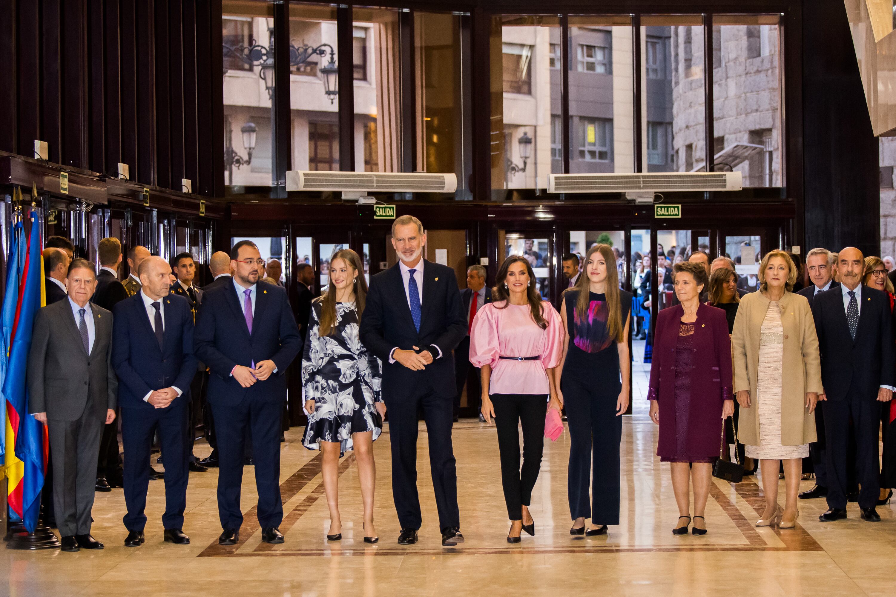 Los reyes Felipe VI y Letizia, junto a la princesa Leonor y la infanta Sofía, el presidente del Principado de Asturias, Adrián Barbón (tercero por la izquierda), y la presidenta de la Fundación Princesa de Asturias, Ana Isabel Fernández Álvarez (tercera por la derecha), posan a su llegada al Concierto Premios Princesa de Asturias.