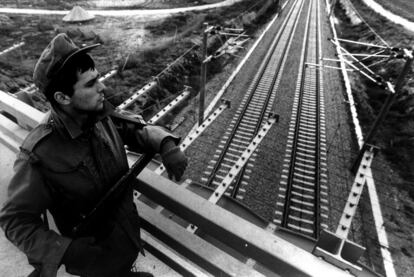 Un soldado de reemplazo vigila la línea férrea Madrid-Sevilla de alta velocidad, AVE, en la Operación Ayuda al Ferrocarril, debido a la amenaza de ETA cerca de Torrejón de Velasco (Madrid), el 1 de marzo de 1992.