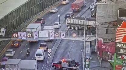 Un tráiler de 30 toneladas se estrella contra una casa en el Circuito Interior de Ciudad de México.