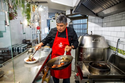 El restaurante cuenta con parte de la cocina a la vista de los comensales. 