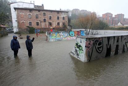 Imagen del  desbordamiento del ro Urumea, a la altura de los cuarteles de Loiola.