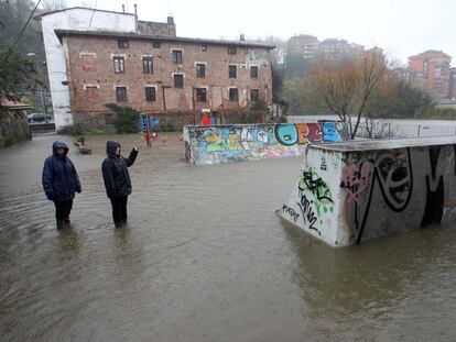 Imagen del desbordamiento del río Urumea, a la altura de los cuarteles de Loiola.