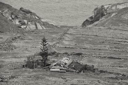 La sequía siempre ha sido el gran problema de Porto Santo. En la historia moderna de la isla, el récord se sitúa en el siglo XIX: no llovió durante 12 años. Debido a la falta de agua, la población habitó durante siglos en la parte norte, más montañosa y donde había más probabilidades de que lloviese. Hace 30 años, cuando comenzó a desalinizarse el agua de mar, los habitantes empezaron a migrar hacia la playa del sur.