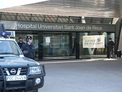 Agents de la Guàrdia Civil escorcollen l'Hospital Sant Joan de Reus (Baix Camp).