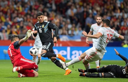 El delantero Diego Costa en la jugada del primer gol ante el portero argentino Sergio Romero.