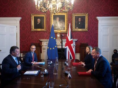 El ministro británico del Brexit, David Frost (izq.) durante la reunión con  el vicepresidente de la Comisión Europea, Maros Sefcovic, en Londres.